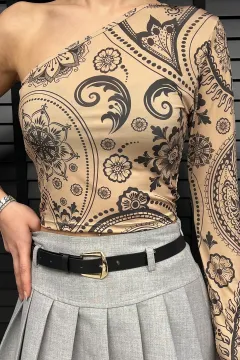 Desenli Tek Kol Detaylı Kadın Croptop Bluz Bej