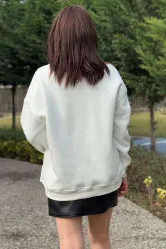 Kadın Bisiklet Yaka Kalp Nakışlı Şardonlu Sweatshirt Beyaz