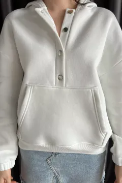 Kadın Şardonlu Kanguru Cepli Düğme Detaylı Sweatshirt Beyaz