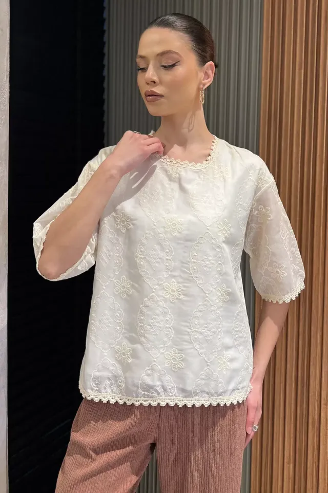 Astarlı Dantel İşlemeli Yarım Kol Keten Bluz Krem