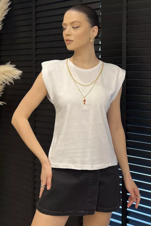 Kadın Aksesuarlı Omuz Vatkalı Sıfır Kol Tişört Beyaz