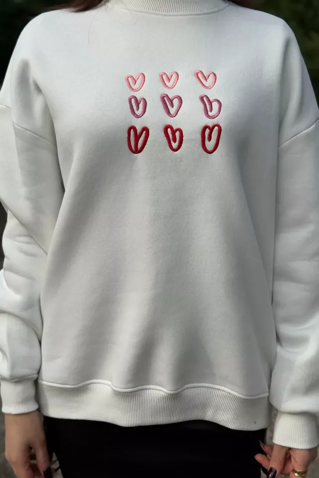 Kadın Bisiklet Yaka Kalp Nakışlı Şardonlu Sweatshirt Beyaz