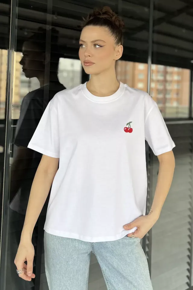 Kadın Bisiklet Yaka Kiraz Nakışlı Tişört Beyaz