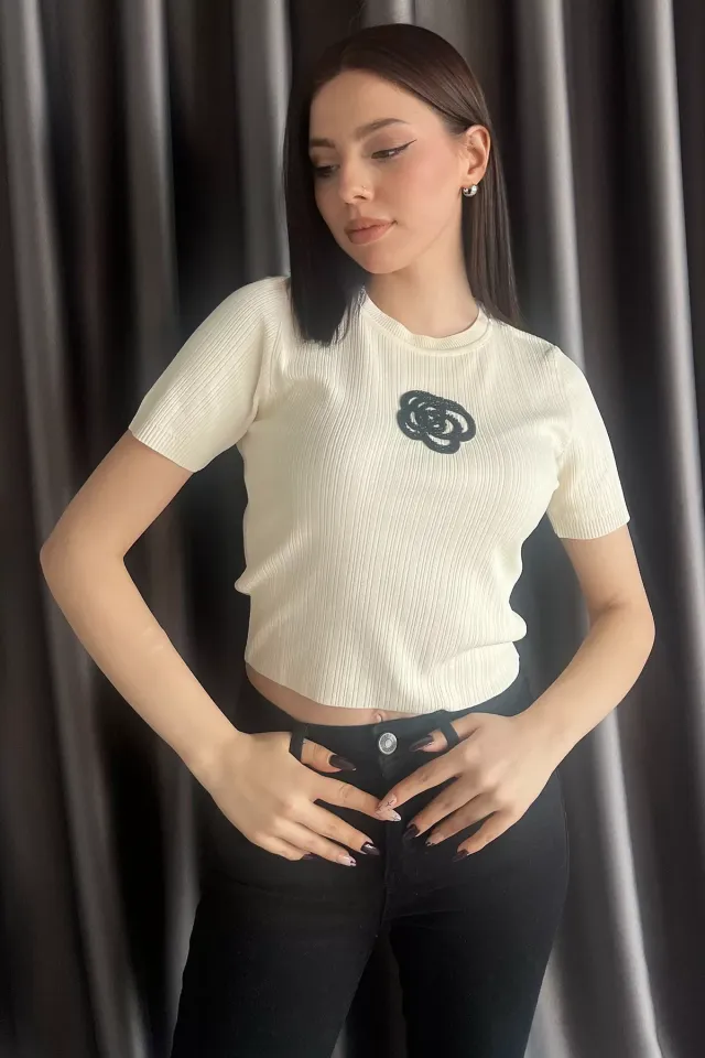 Kendinden Desenli Önü Gül İşlemeli Kadın Crop Top Bluz Krem