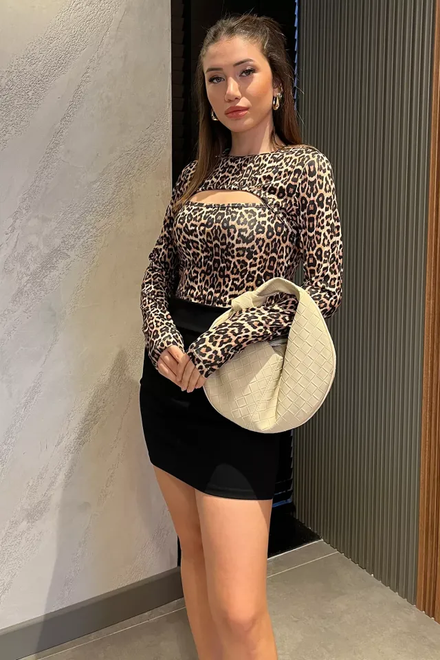 Leopar Desenli Ön Pencereli Crop Top Bluz Leopar Desen