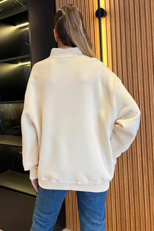 Üç İplik Şardonlu Yarım Fermuarlı Nakışlı Sweatshirt Bej